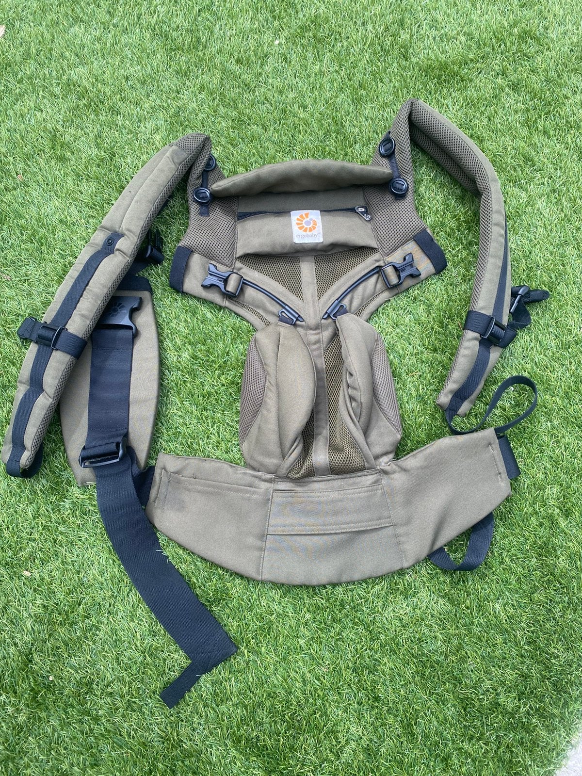 Ergobaby Omni 360 Cool Air Mesh – Khaki Green + weerhoes, Kinderen en Baby's, Babydragers en Draagdoeken, Buik of Rug, Zo goed als nieuw
