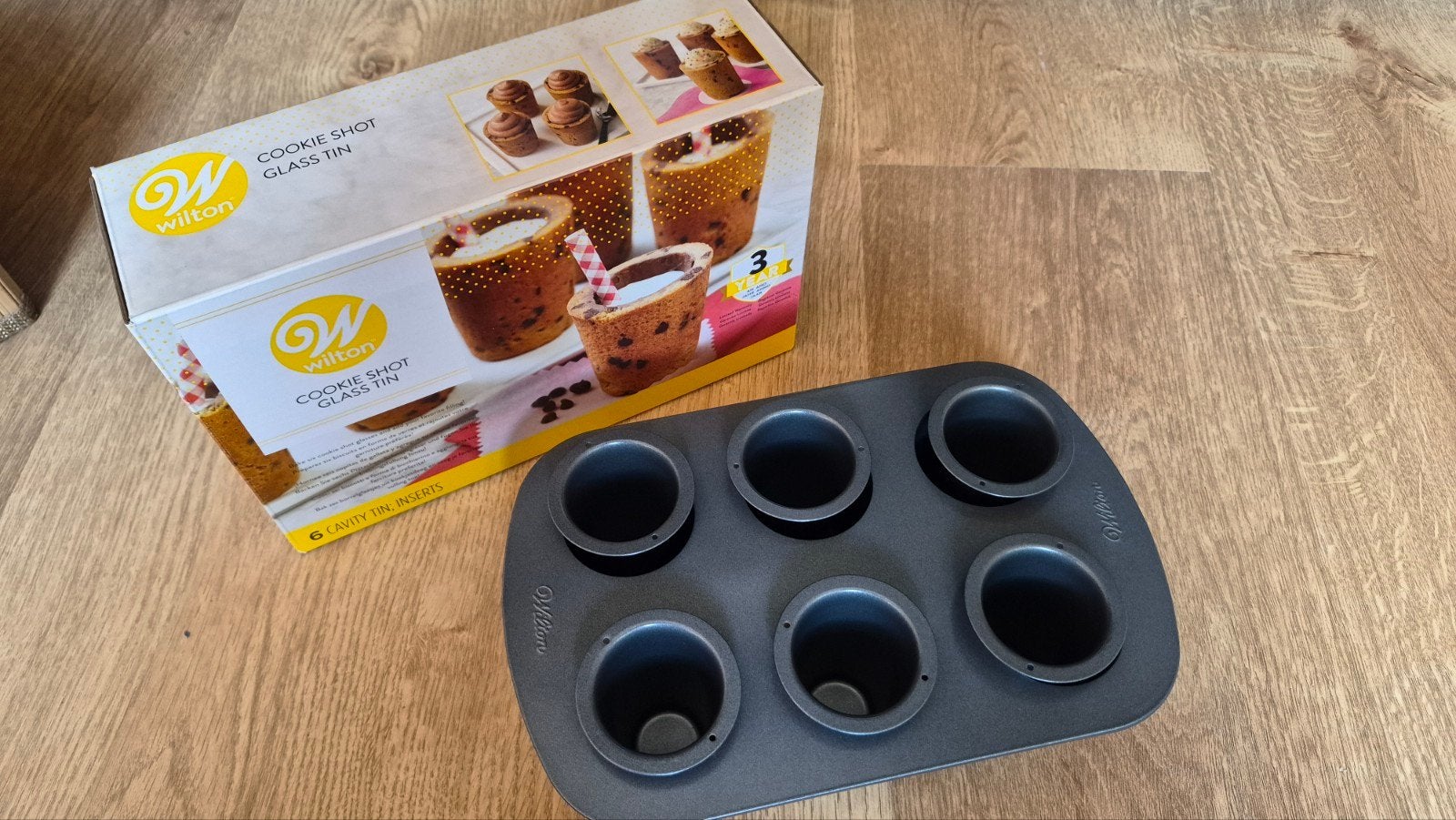 Wilton Cookie Shot Glass Tin - Bakvorm voor koekjesglazen, Overige typen, Ophalen of Verzenden, Zo goed als nieuw, Grijs