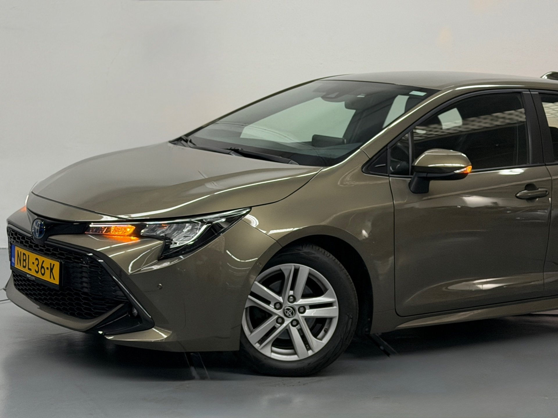 Toyota Corolla 1.8 Hybrid Active Camera Stoelverwar Dealeron, Auto's, Dealer onderhouden, Gebruikt, 4 cilinders, 23 km/l