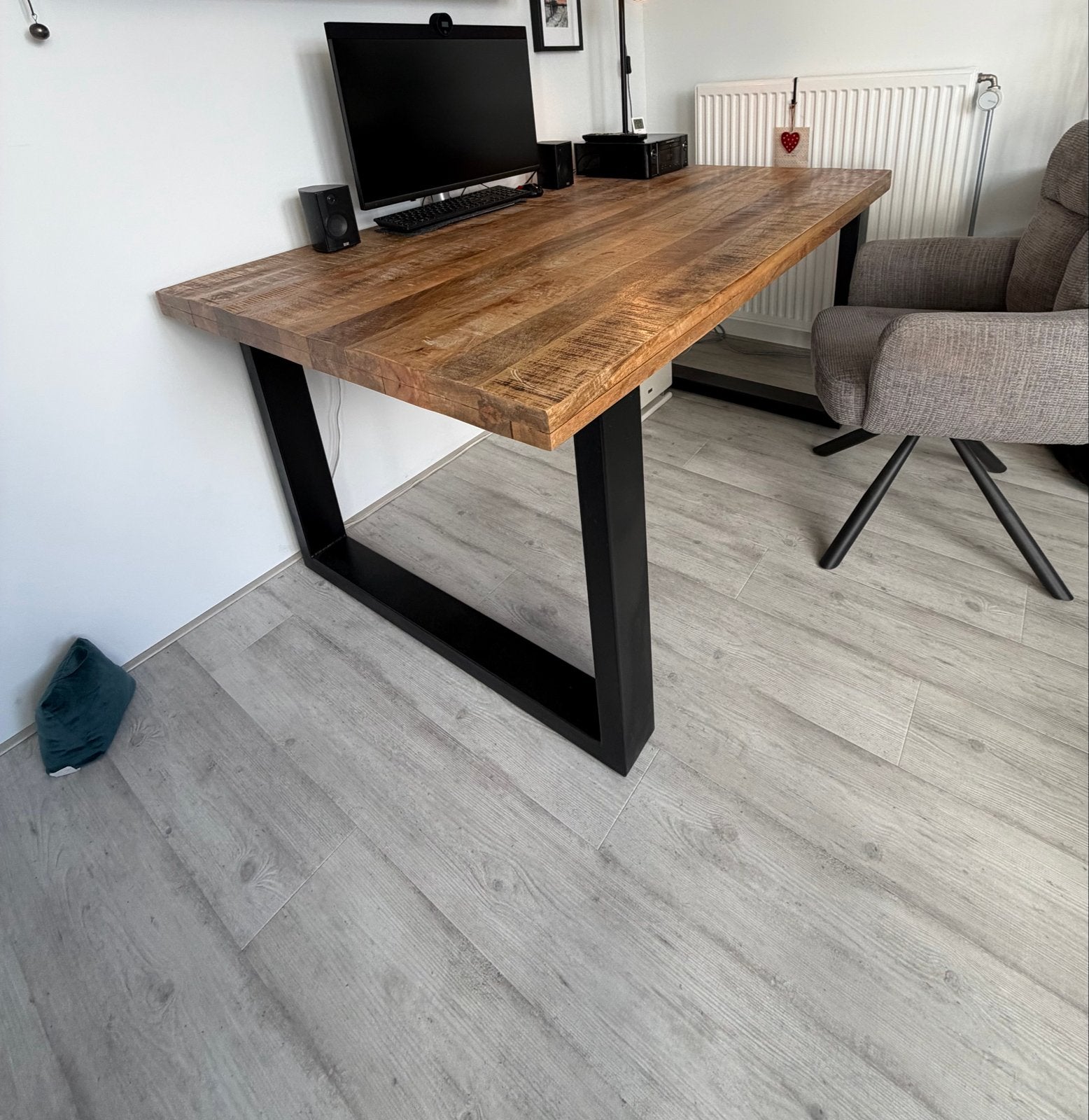 Robuust mango houten eettafel/ bureau met metalen onderstel, Gebruikt, 50 tot 100 cm, 150 tot 200 cm, Vier personen