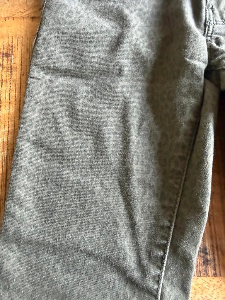 Stoere groene broek met print - Maat 134, Ophalen of Verzenden, Gebruikt, Jongen of Meisje, Broek