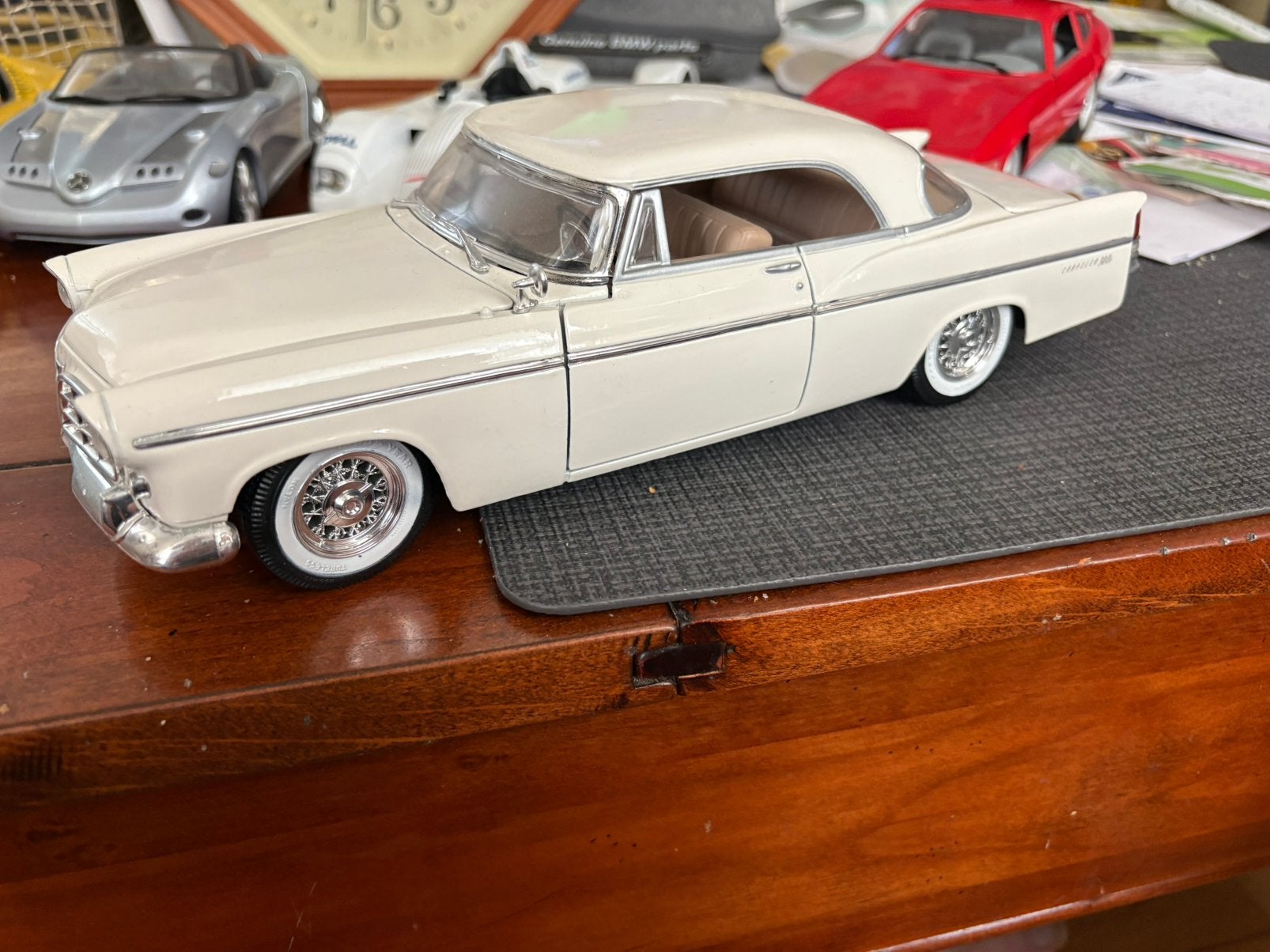 Chrysler.    300. B. 1956.       Maisto., Ophalen of Verzenden, Zo goed als nieuw, Motor, Maisto