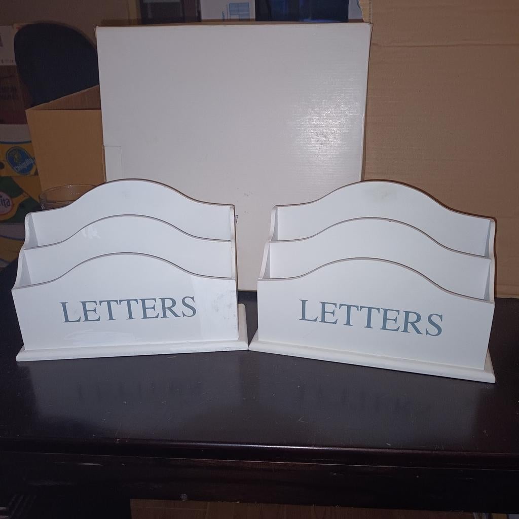 2 Witte Houten Brievenbakjes - "LETTERS" Design, Diversen, Bureau-accessoires, Gebruikt, Ophalen of Verzenden