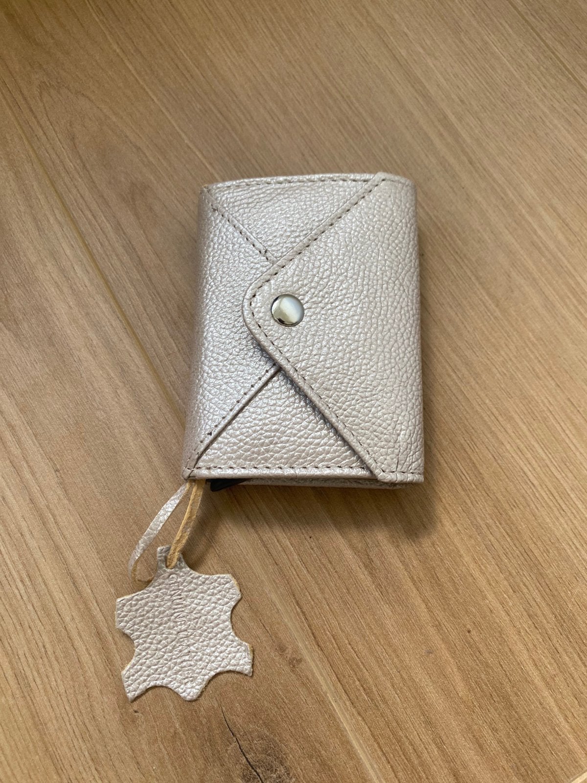 Nieuw zilver kleur lederen portomonee pasjes houder leer, Ophalen of Verzenden, Nieuw, Overige kleuren, Leer