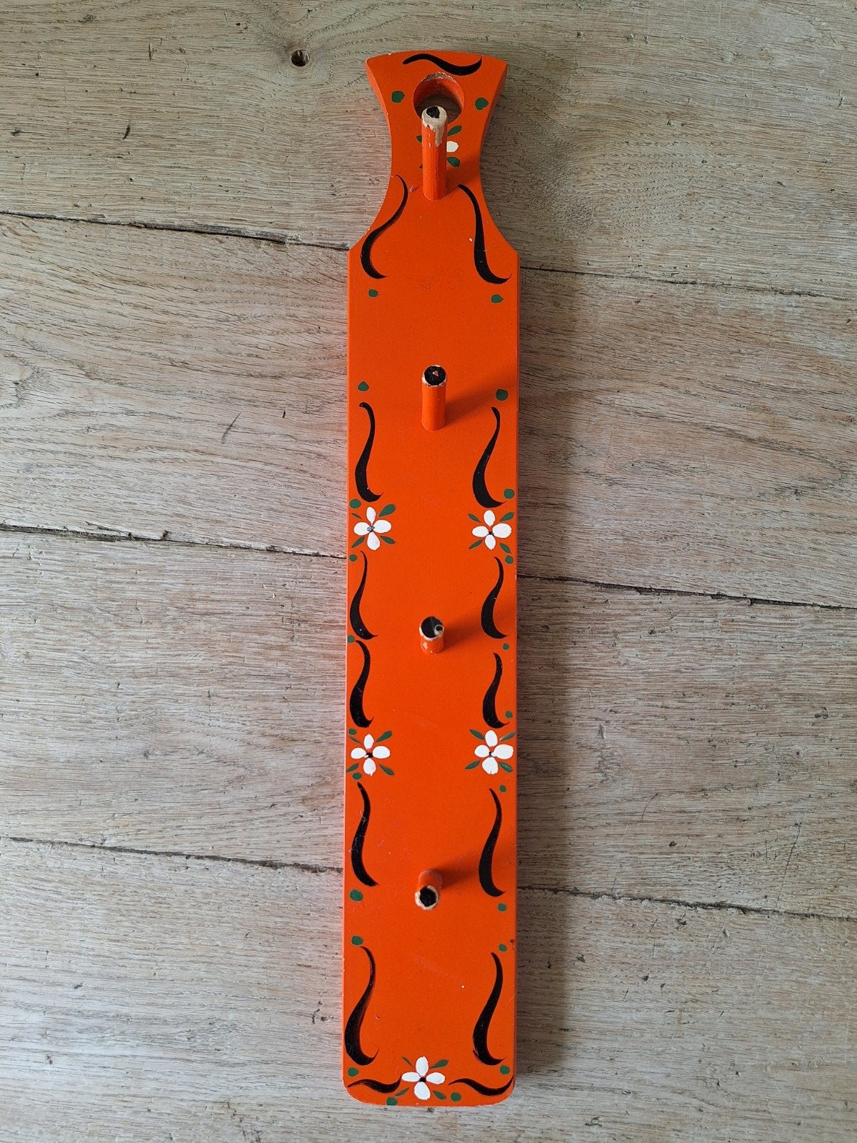 Vintage retro oranje houten mokkenrek met bloemmotief 58cm, Ophalen of Verzenden