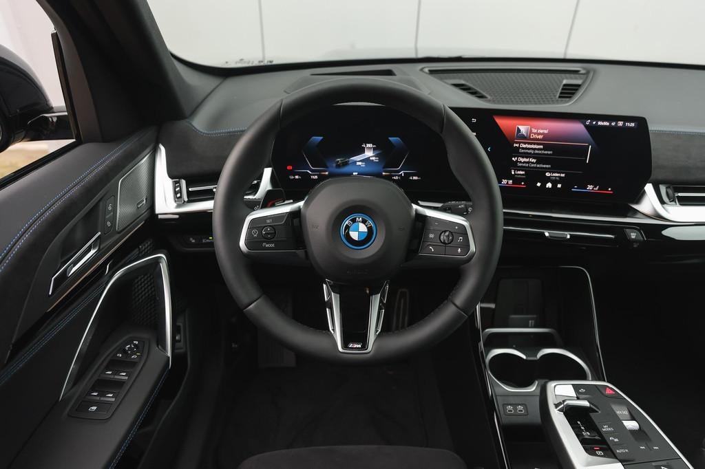 BMW iX1 eDrive20 High Executive M Sport / Panoramadak / Trek, Met garantie (alle), 24 min, Origineel Nederlands, 204 pk