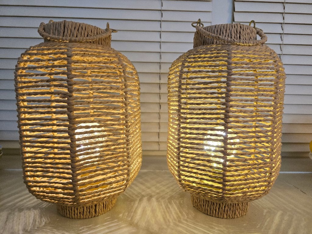 2 gevlochten lantaarns met lampen, Lantaarn, Natuurlijk materiaal, Ophalen of Verzenden, Zo goed als nieuw