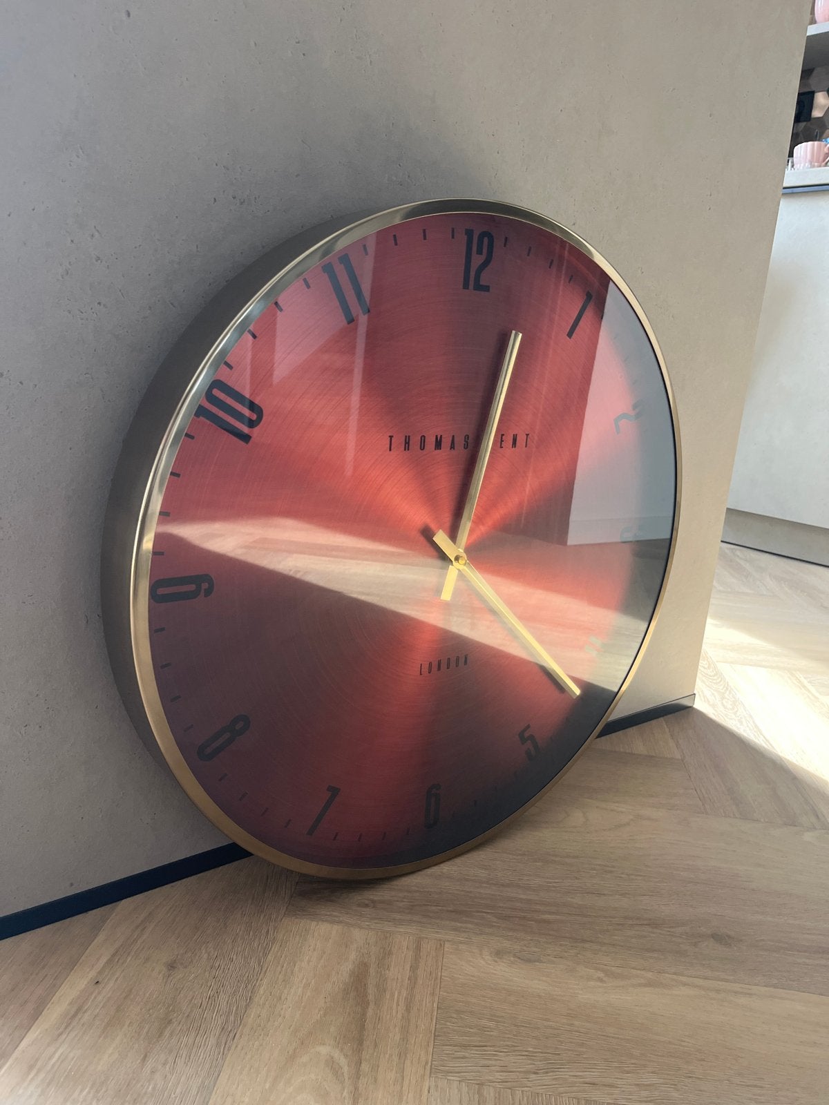 Thomas Kent Wandklok Rood/Goud - 53cm - Zo goed als nieuw, Ophalen, Wandklok, Zo goed als nieuw, Overige merken