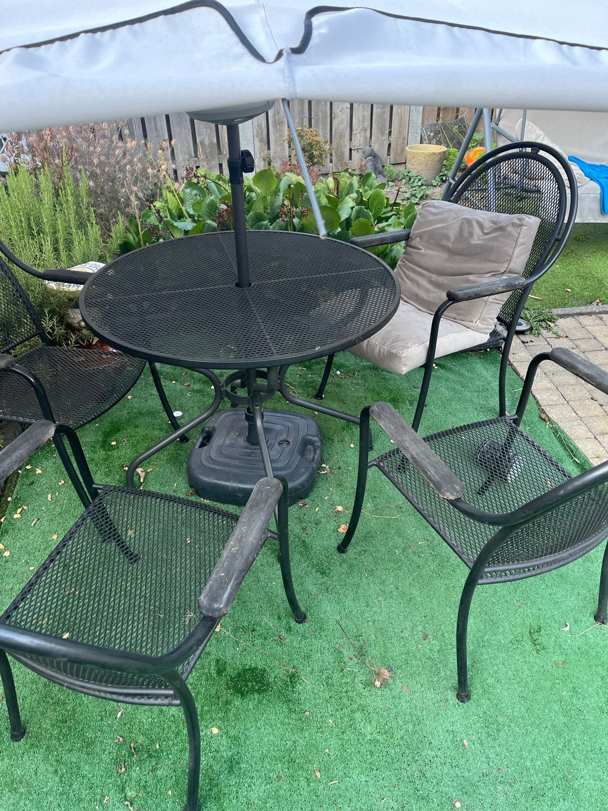Stalen tuinset met parasol en verlichting, Ophalen, 4 zitplaatsen, Gebruikt, Eettafel