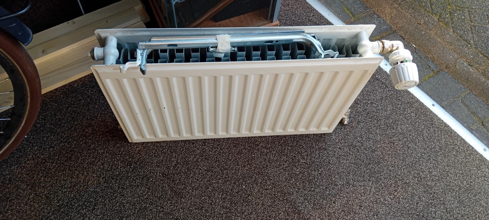 Gebruikte radiator met thermostaatkraan, 30 tot 80 cm, Radiator, Ophalen of Verzenden, 60 tot 150 cm