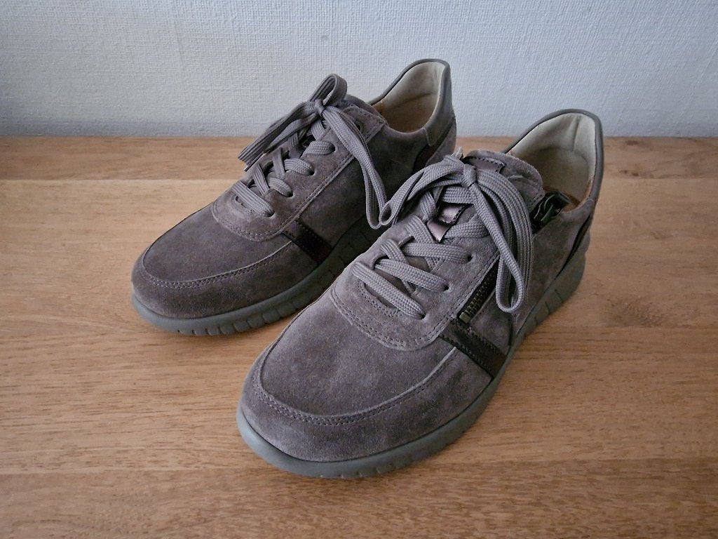 Hartjes sneakers taupe suede - maat 39, Kleding | Dames, Overige kleuren, Ophalen of Verzenden, Hartjes, Sneakers of Gympen