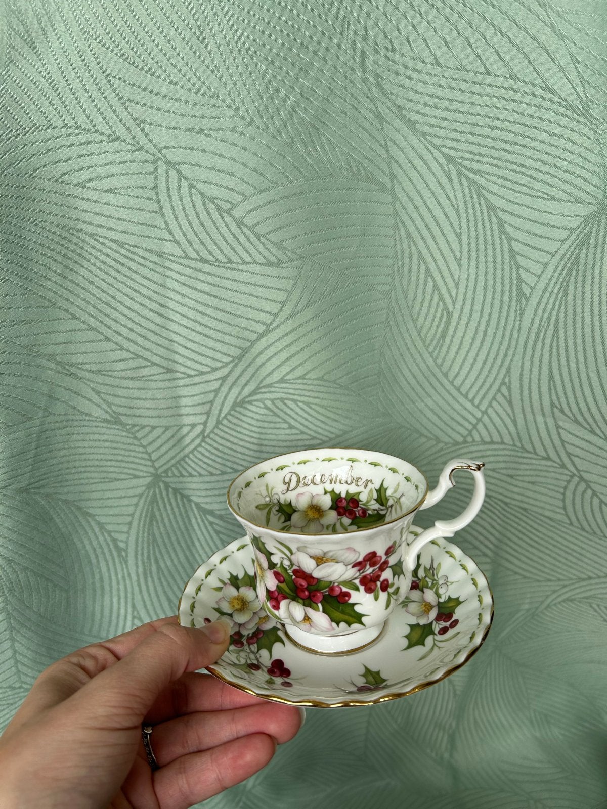 Royal Albert December Kerst Roos Kop en Schotel, Gebruikt, Klassiek, Ophalen of Verzenden, Kop(pen) en/of Schotel(s)