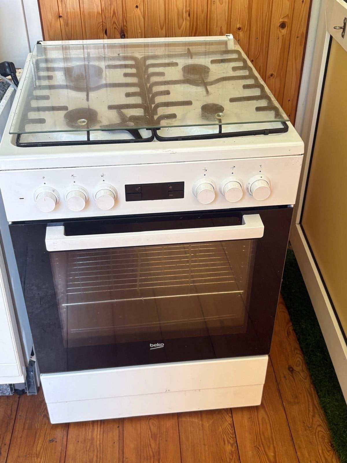 Beko Vrijstaand Gasfornuis met Elektrische Oven, Witgoed en Apparatuur, Ophalen, Gebruikt, 60 cm of meer, 4 kookzones