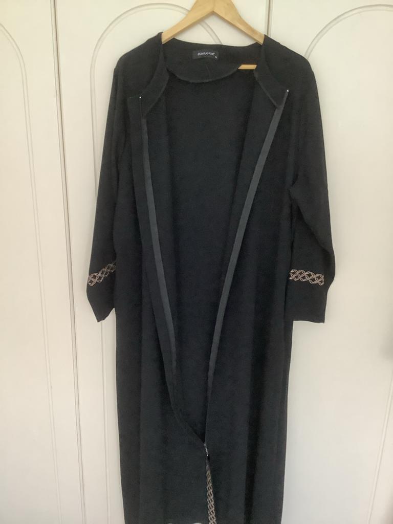 Zwarte lange jurk met gouden details, Kleding | Dames, Grote Maten, Ophalen of Verzenden, Zo goed als nieuw, Zwart, Jas of Mantel