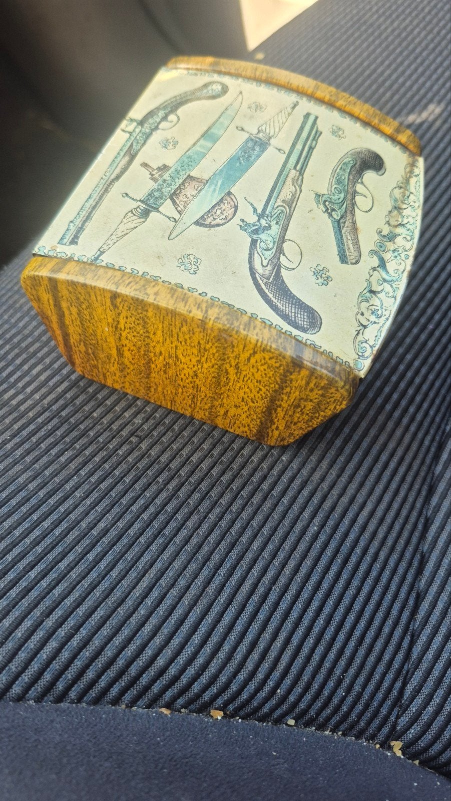 Vintage blikken doos met wapenafbeeldingen, Ophalen of Verzenden