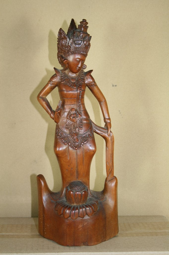 Fijn gesneden Balinees houten beeldje van een vrouw, Ophalen of Verzenden, Handgemaakt, 20 - 50 cm, Beeld