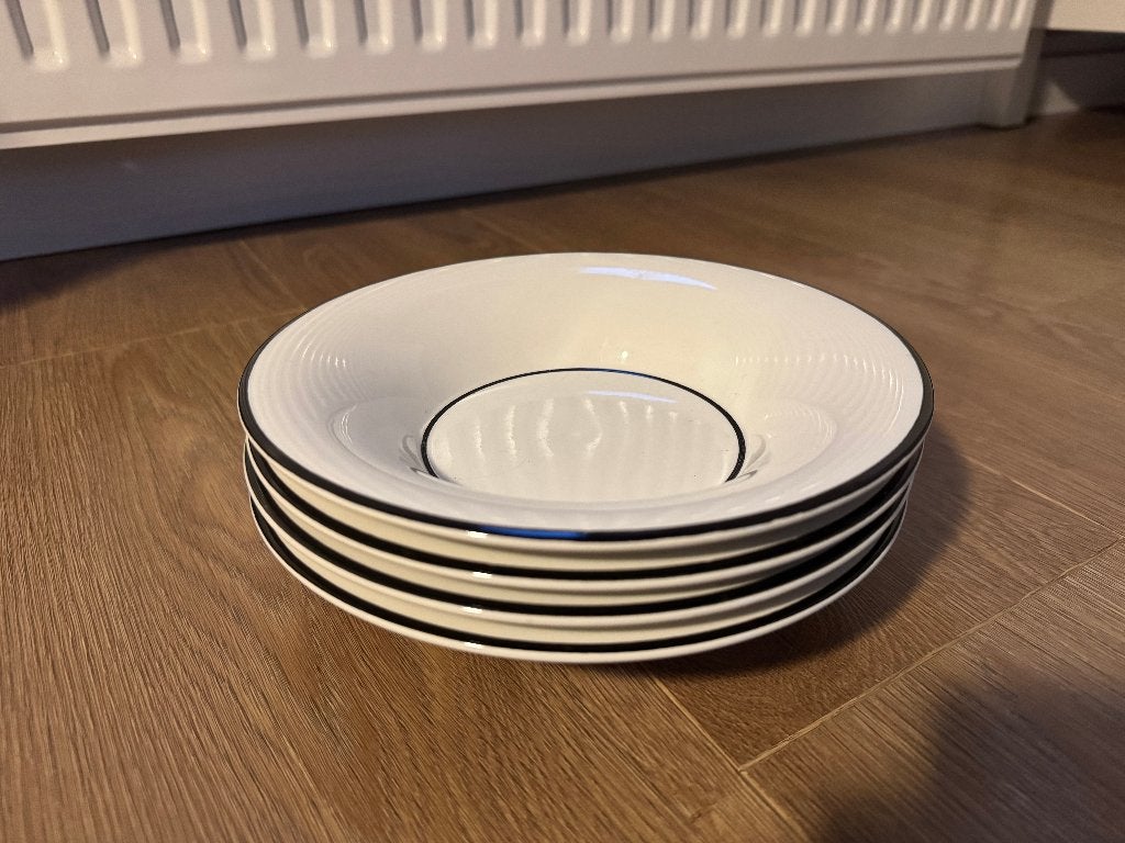 Hema 4 diepe borden gebroken wit met zwarte rand, Hema, Ophalen of Verzenden, Zo goed als nieuw, Bord(en)