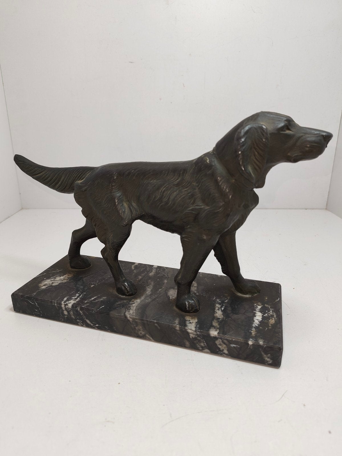 Vintage bronzen hond op marmeren sokkel, Gepatineerd, Ophalen of Verzenden, 20 - 50 cm, Beeld