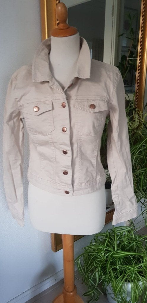 Dames jasje, kaki, mt 40, merk only., Kleding | Dames, Jassen | Zomer, Ophalen of Verzenden, Gedragen, Maat 38/40 (M), Beige