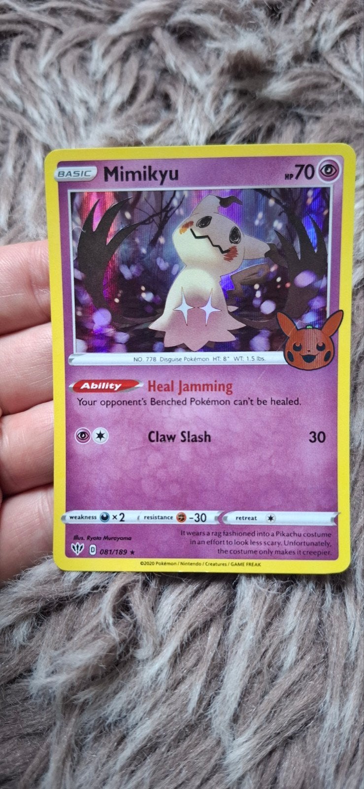 Mimikyu 081/189 Holo Trick or trade, Ophalen of Verzenden, Zo goed als nieuw, Losse kaart, Foil