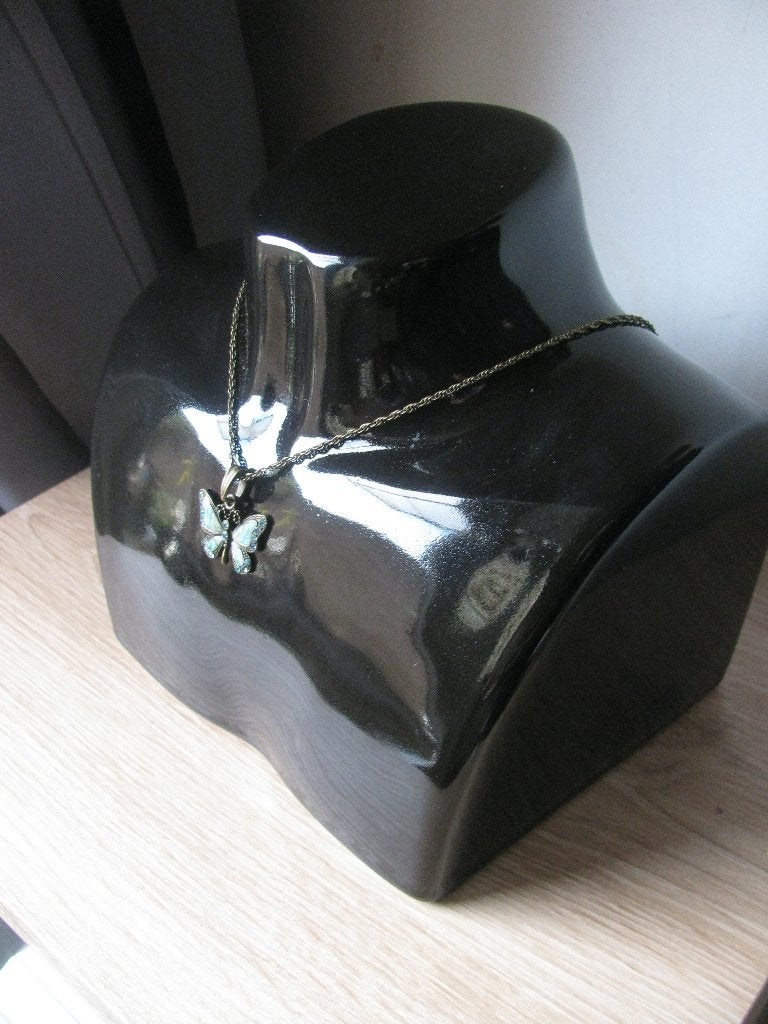 Zwarte Sieraden / Ketting Buste van Aardewerk 17 x 18 cm, Verzenden