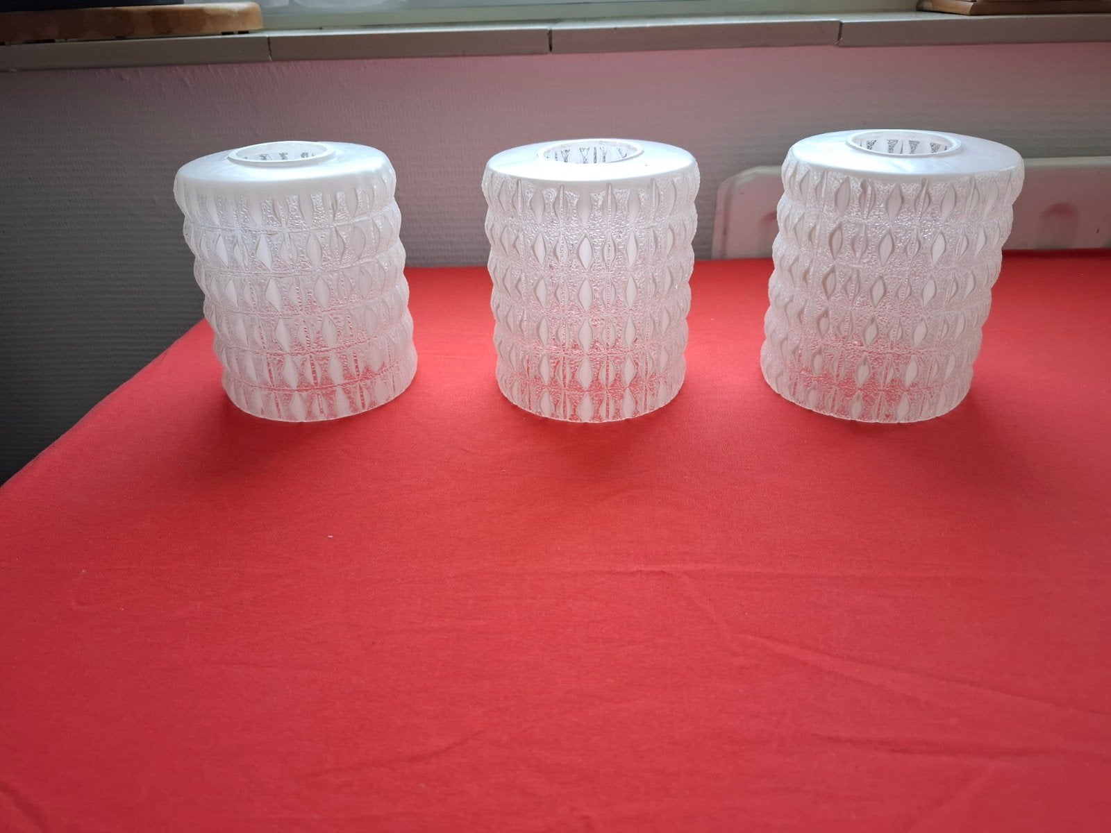 3 stuks stuks retro/vintage glazen lampenkappen, Gebruikt, Wit, Rond, Ophalen of Verzenden