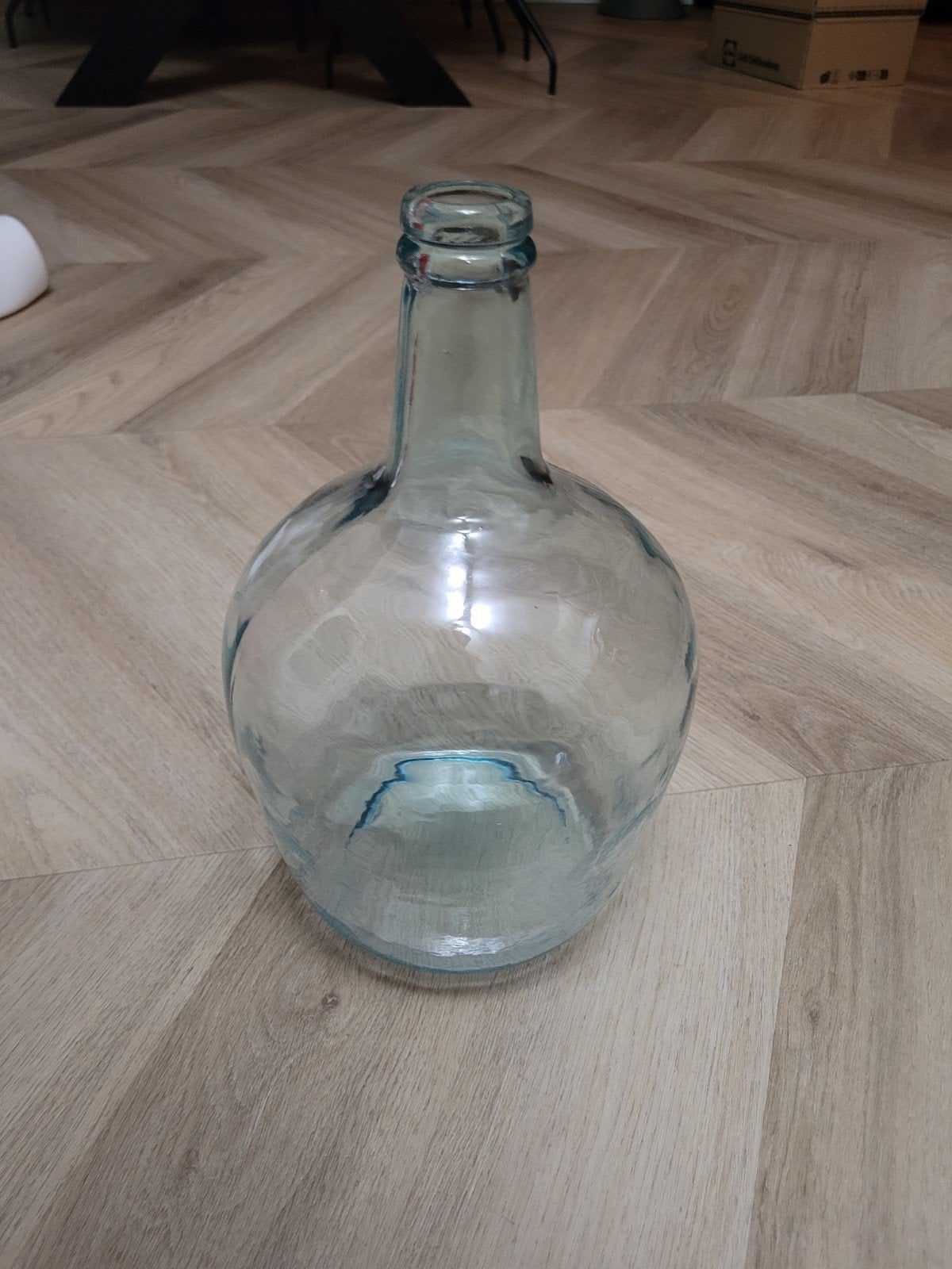 Fles van lichtblauw gekleurd glas 32 cm hoog, Ophalen