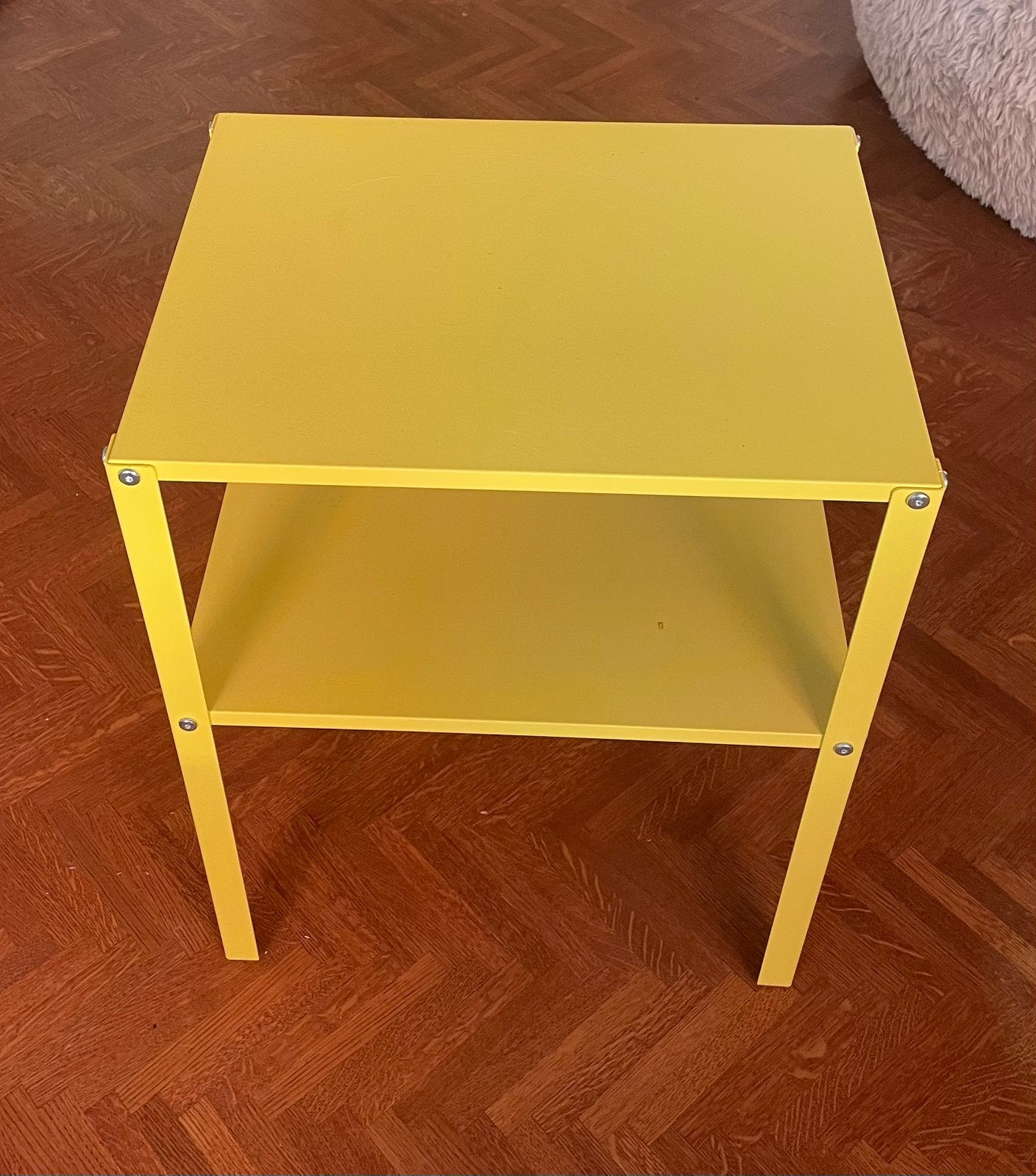 IKEA Knarrevik geel staal bijzettafeltje, Huis en Inrichting, Minder dan 55 cm, Metaal of Aluminium, Modern strak vette kkeur