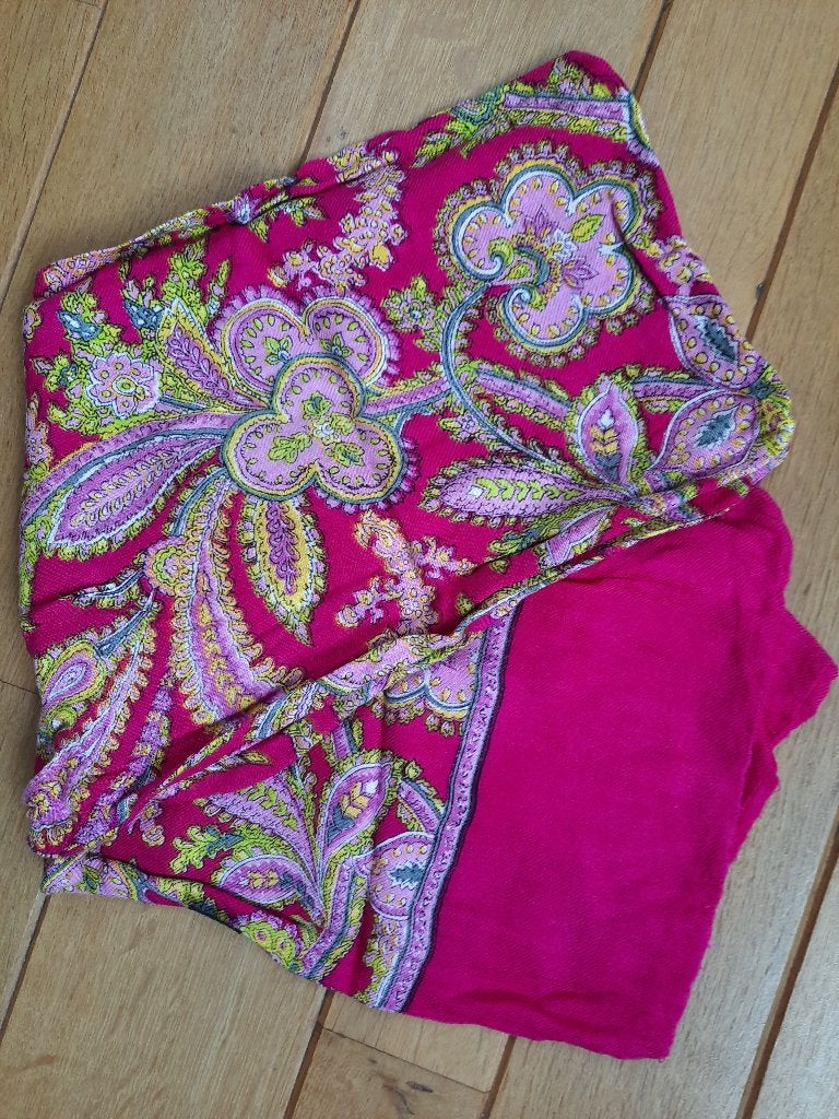 Sjaal roze paisley, Ophalen of Verzenden, Zo goed als nieuw, Maat 46/48 (XL) of groter, Sjaal