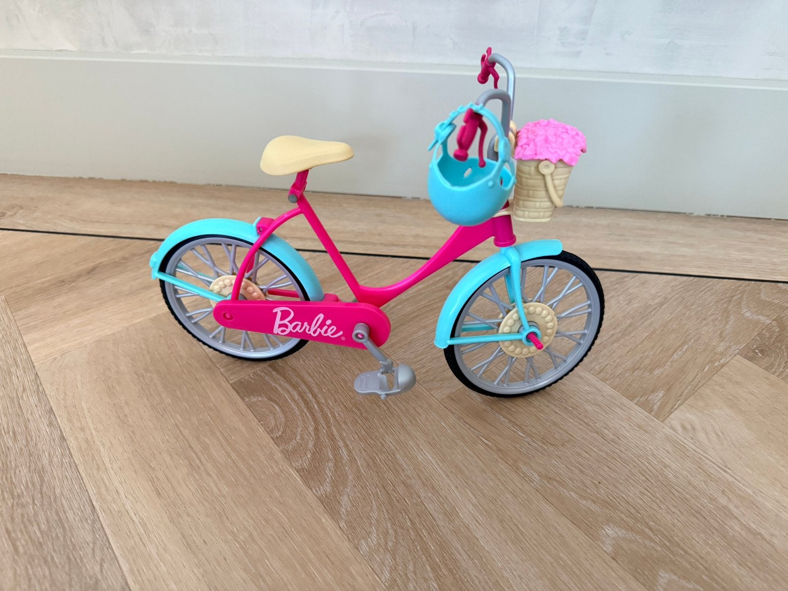 Barbie fiets met mandje en bloemen, Kinderen en Baby's, Speelgoed | Overig, Ophalen of Verzenden, Gebruikt, Meisje
