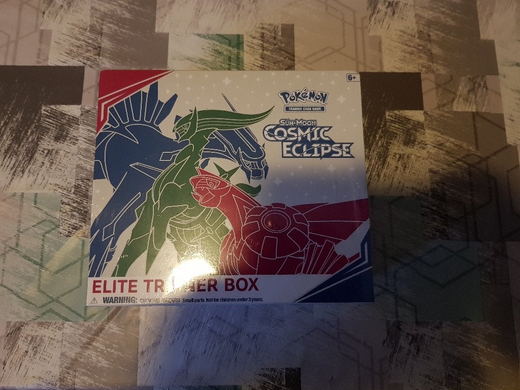 Te Koop Cosmic Eclipse Elite Trainer Box sealed zie foto,s, Ophalen of Verzenden, Nieuw, Boosterbox