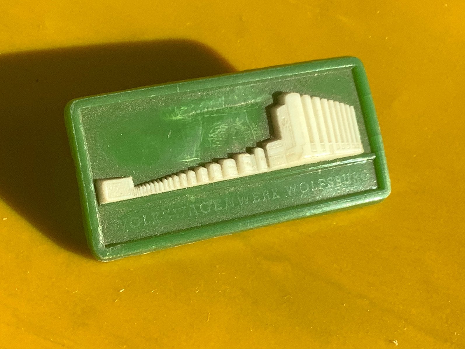 Plastic broche VW Volkswagen auto merk Wolfsburg, Verzamelen, Ophalen of Verzenden, Gebruikt, Merk, Speldje of Pin