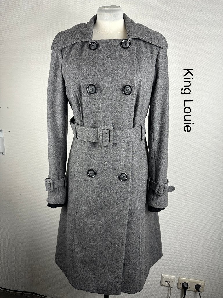 King Louie Trenchcoat 55% wol {mt: 42} 9240-28,1, Kleding | Dames, Jassen | Zomer, Maat 42/44 (L), Ophalen of Verzenden, Zo goed als nieuw