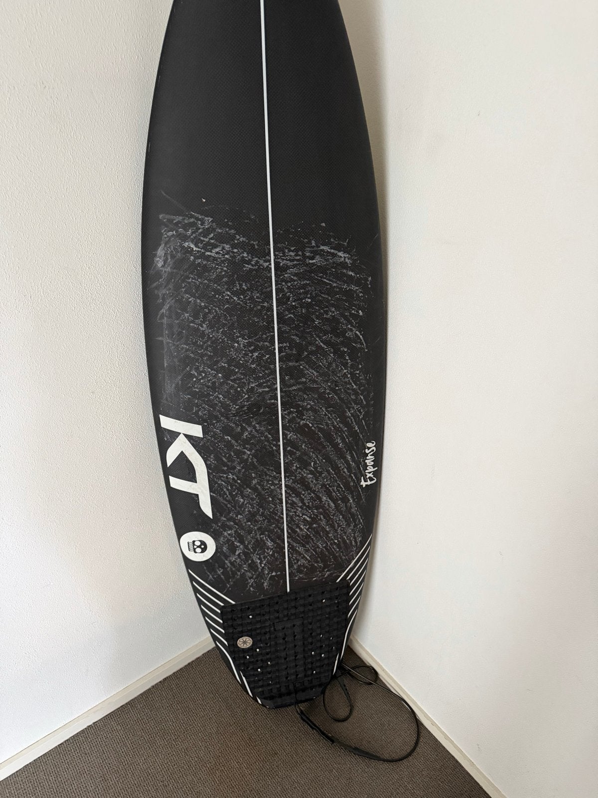 KT Surfboard Expanse - Zwart Shortboard, Watersport en Boten, Ophalen of Verzenden, Gebruikt, Shortboard, Met koord