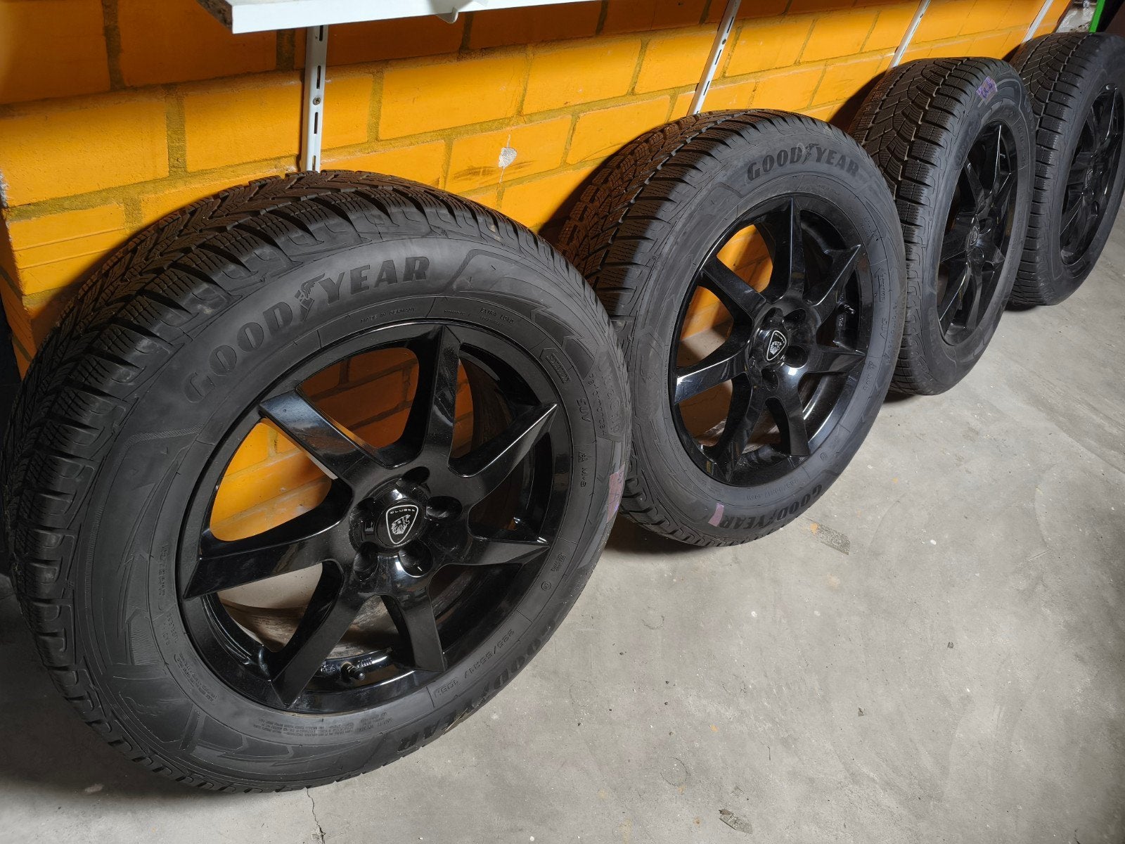 Ford Kuga 3 met Topklasse Goodyear Winterbanden op Alu.velg., Ophalen, Gebruikt, Banden en Velgen, 17 inch
