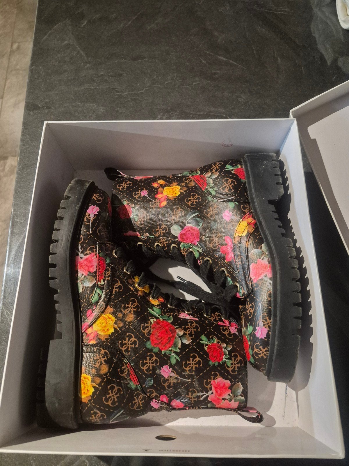 Guess laarsjes maat 39 met bloemenprint, Ophalen, Guess, Zwart, Lage of Enkellaarzen