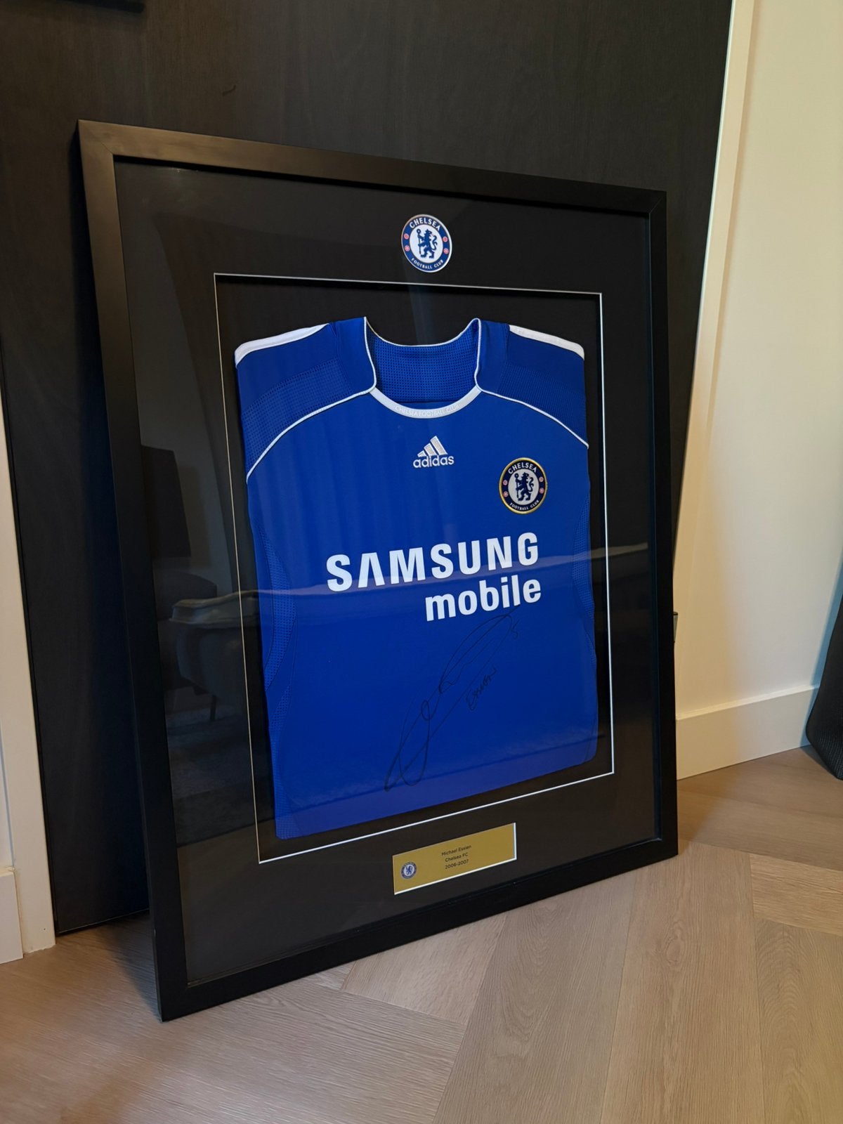Ingelijst gesigneerd Michael Essien Chelsea shirt, Ophalen, Nieuw
