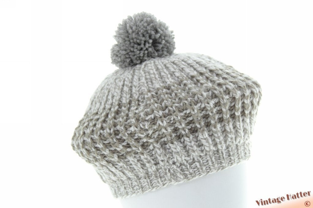 Vintage Gebreide wintermuts + pompon taupe beige grijs 56-58, Ophalen of Verzenden, Zo goed als nieuw, Maat 38/40 (M), Muts