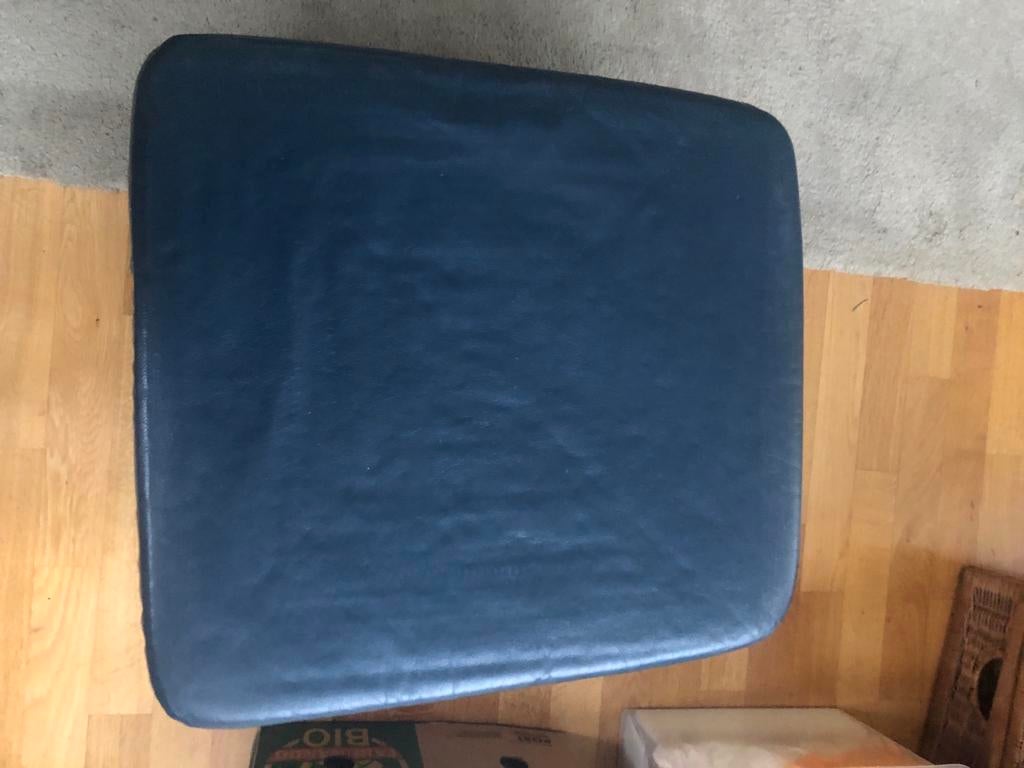 Lederen poef, hokker, donkerblauw, Ophalen, Gebruikt, 50 tot 75 cm, Leer