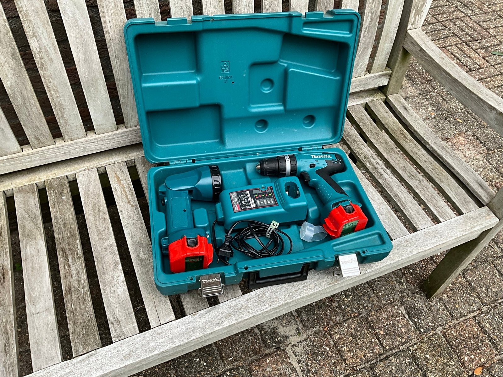 Makita 12V Accu Schroefmachine Set met Lamp en 2 Accu's, Ophalen, Variabele snelheid, Minder dan 400 watt, Zo goed als nieuw