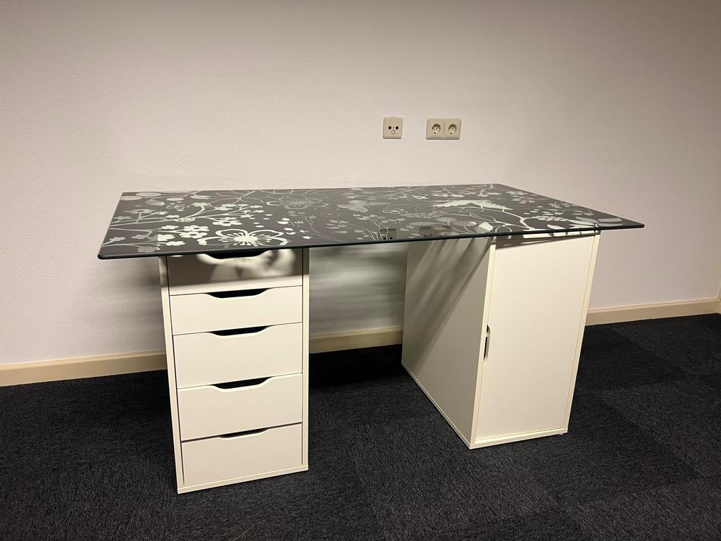 Bureau met glazen blad, Huis en Inrichting, Bureaus, Ophalen, Gebruikt, IKEA