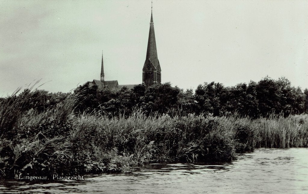 Langeraar – Plasgezicht met RK St. Adrianuskerk., Ophalen of Verzenden, 1960 tot 1980, Ongelopen, Zuid-Holland