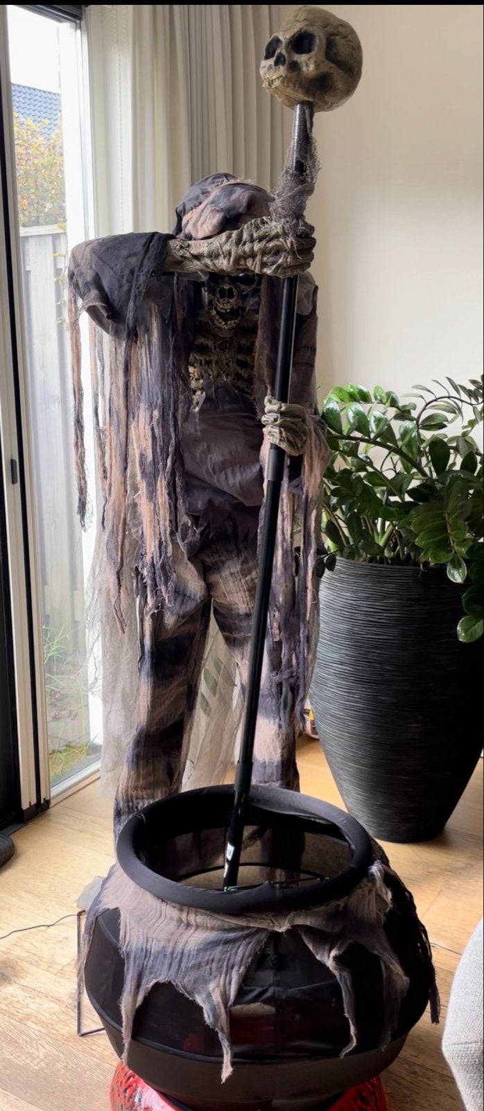 Halloween Grim Reaper met roerende ketel – bewegend + geluid, Ophalen, Zo goed als nieuw, Halloween of Griezel