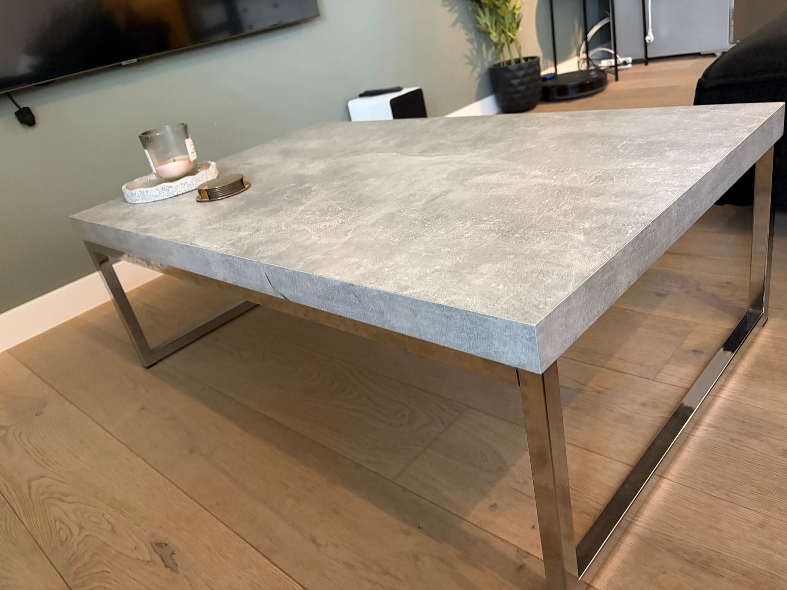 Moderne salontafel met betonlook blad en metalen onderstel, Huis en Inrichting, Tafels | Salontafels, Ophalen, Gebruikt, 100 tot 150 cm