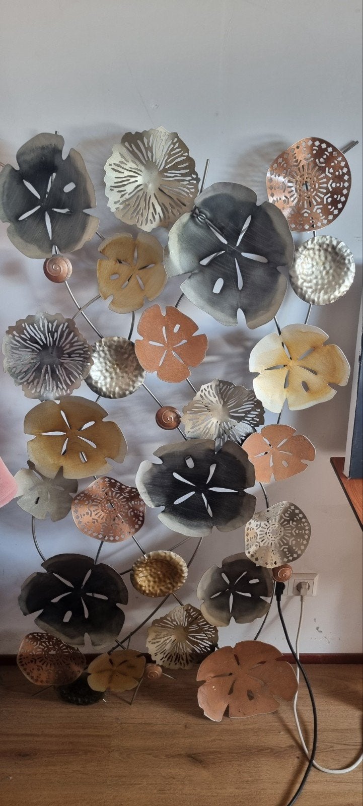 Metalen wanddecoratie met bladeren en bloemen, Ophalen, Metaal, Wandsculptuur, Meerkleurig