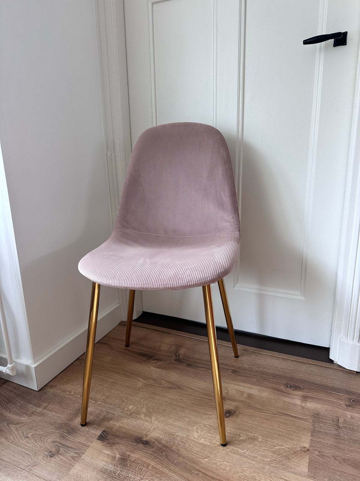 Roze ribfluwelen stoel met gouden poten, Huis en Inrichting, Stoelen, Ophalen, Gebruikt, Overige kleuren, Eén