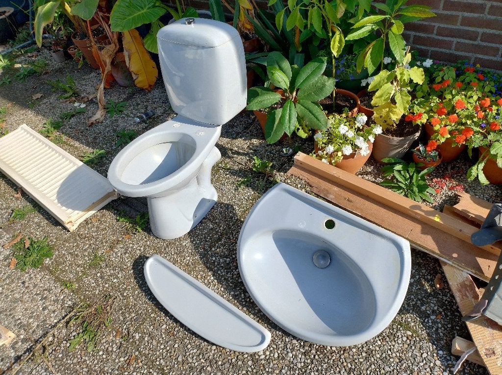 Gratis wc-pot met reservoir, wastafel en planchet, Ophalen, Gebruikt, Toilet