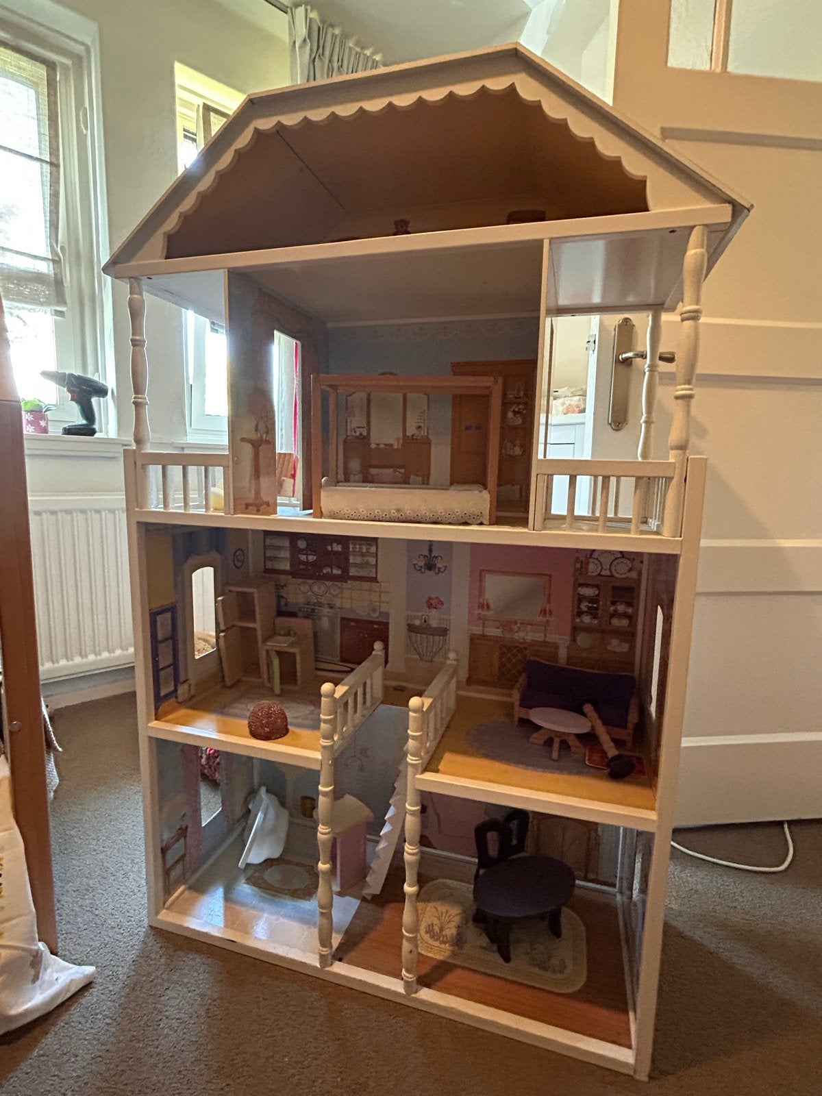 GRATIS Groot houten poppenhuis met meubels, Ophalen, Gebruikt, Poppenhuis