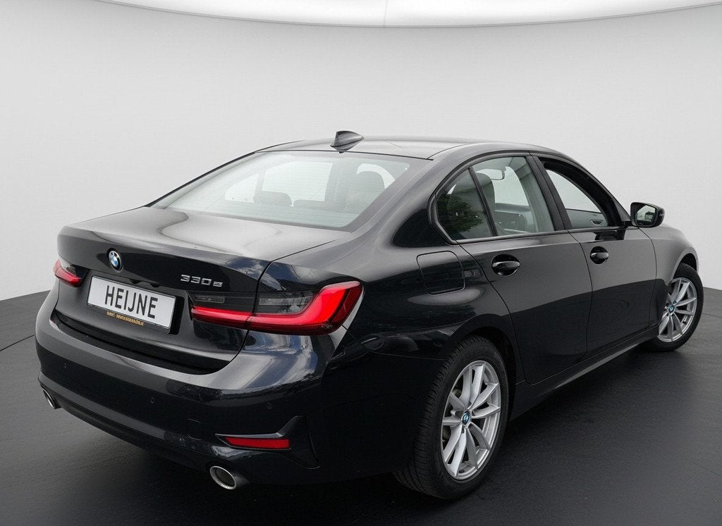 BMW 3-serie 330e 290PK HIGH EXECUTIVE HALF-LEDER/CAMERA/NAVI, Auto's, BMW, Achterwielaandrijving, Gebruikt, Zwart, 4 cilinders