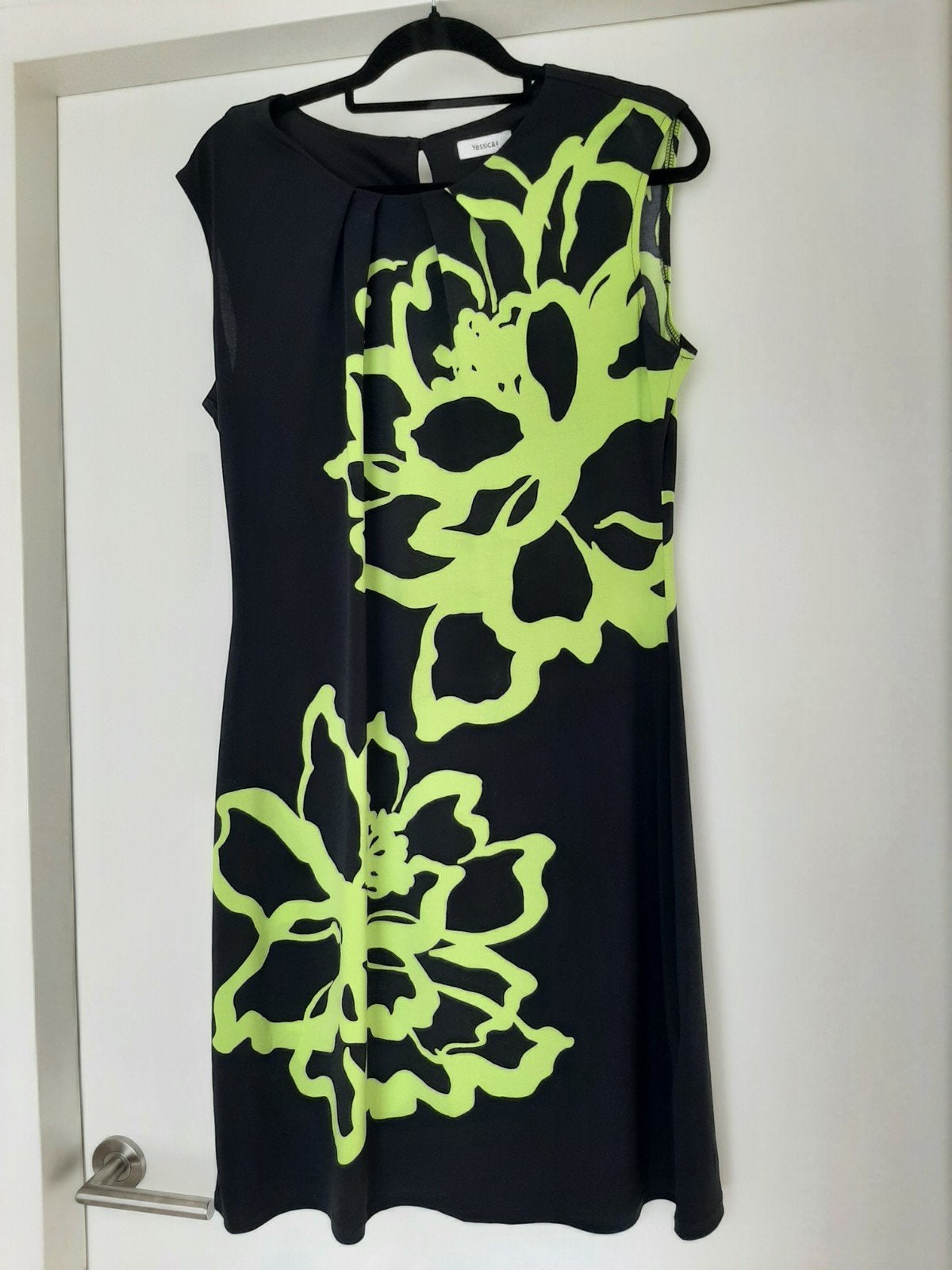 Yessica jurk zwart met neon bloemenprint, Maat 38/40 (M), Ophalen of Verzenden, Zo goed als nieuw, Knielengte